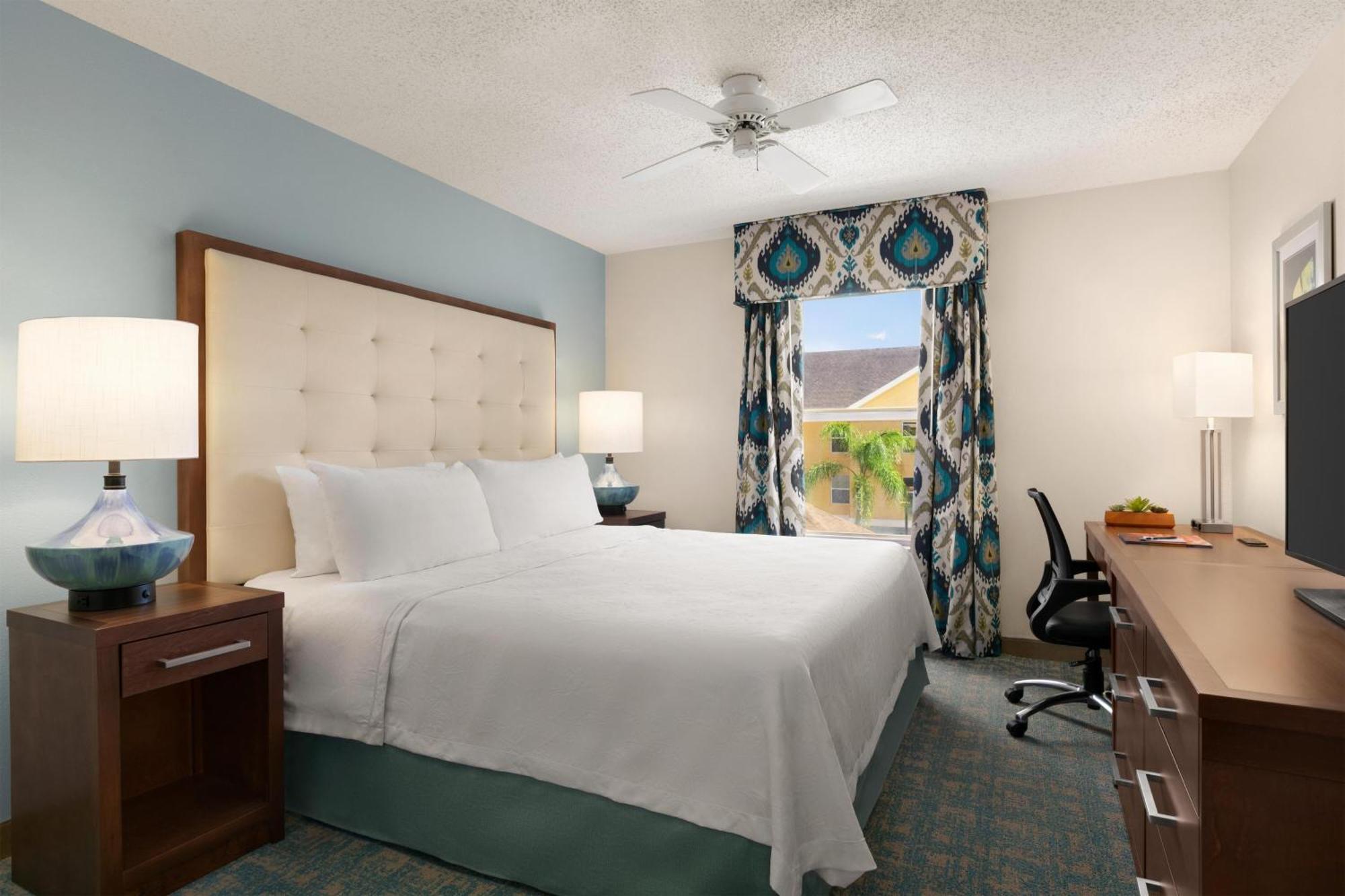 Suite mit 1 Schlafzimmer, Kingsize-Bett und Poolblick