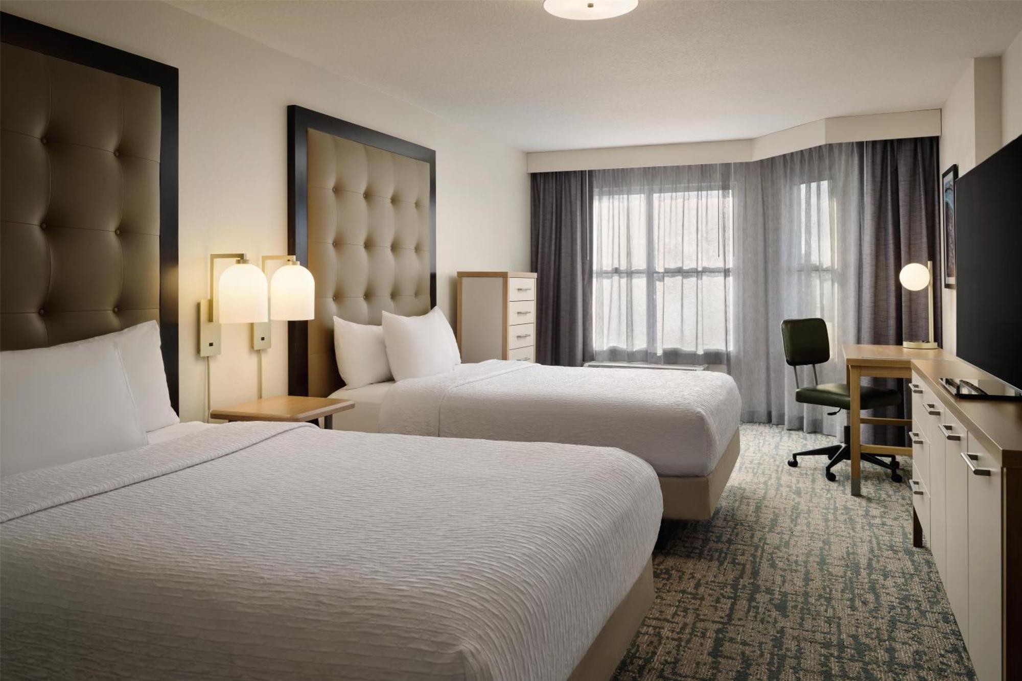 One-Bedroom Queen Suite Two Queen Beds Non-Smoking,1758309883:JPEG