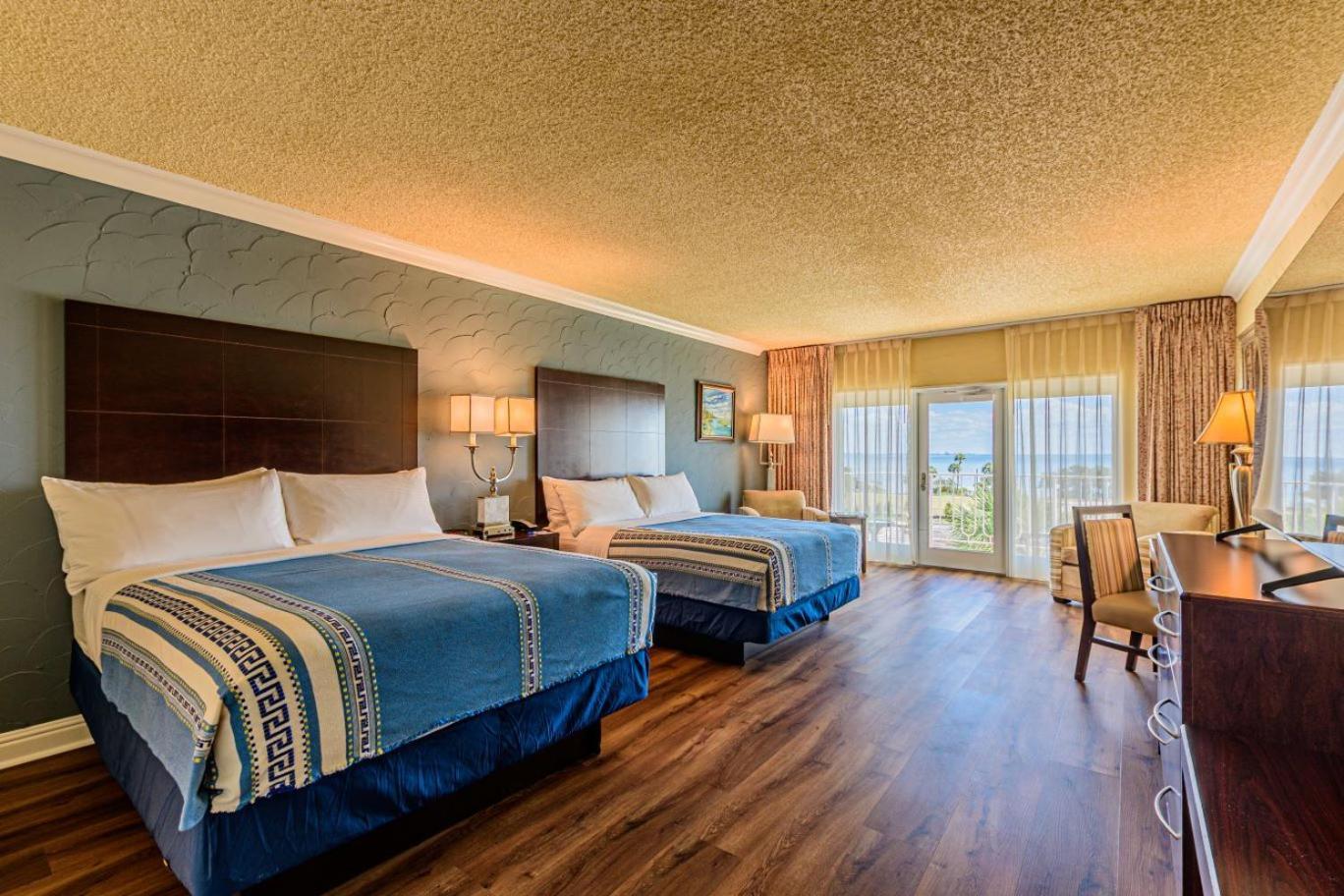 Queen Room with Two Queen Beds and Balcony - Bay View/Non-Smoking