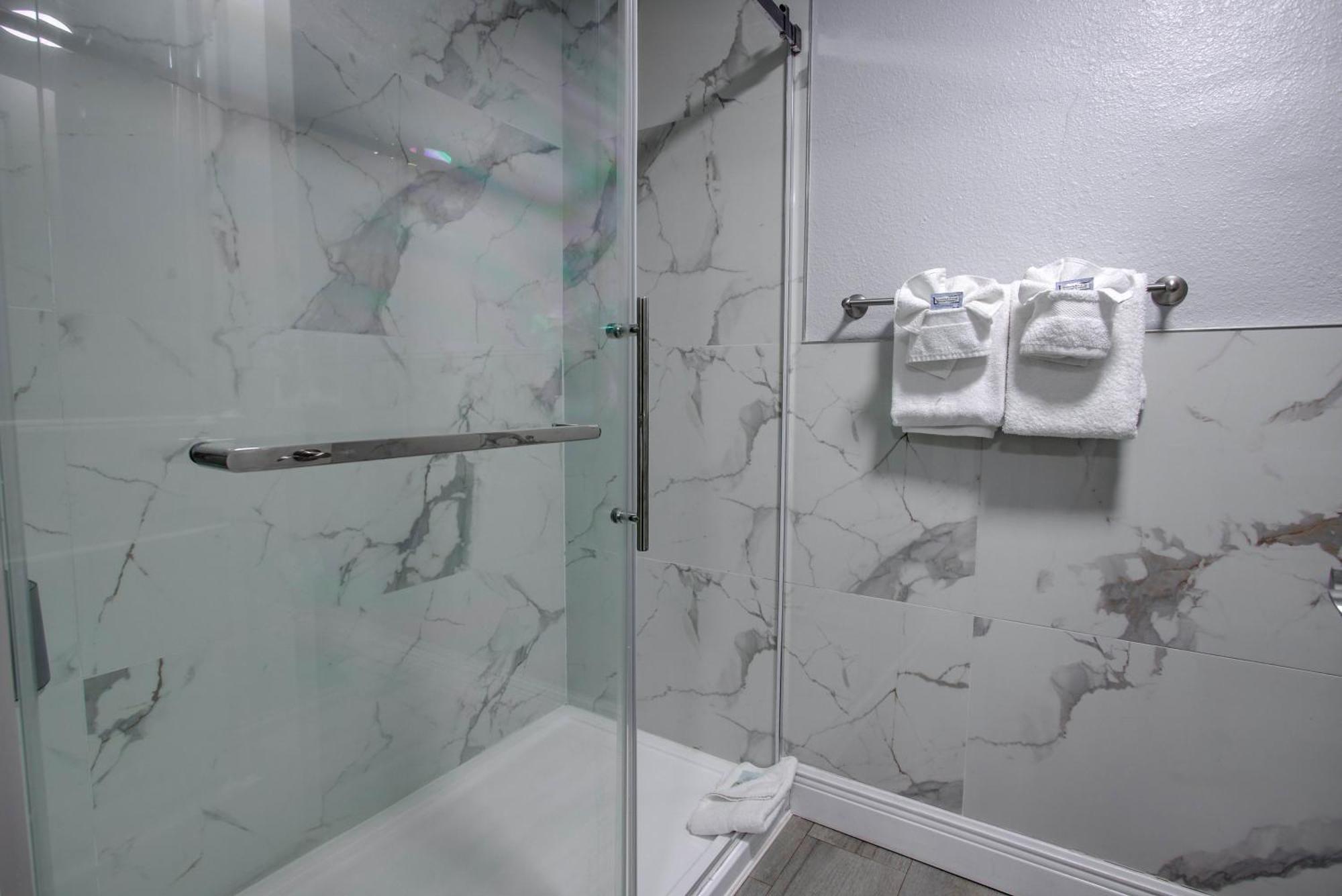 Deluxe Double Room Shower