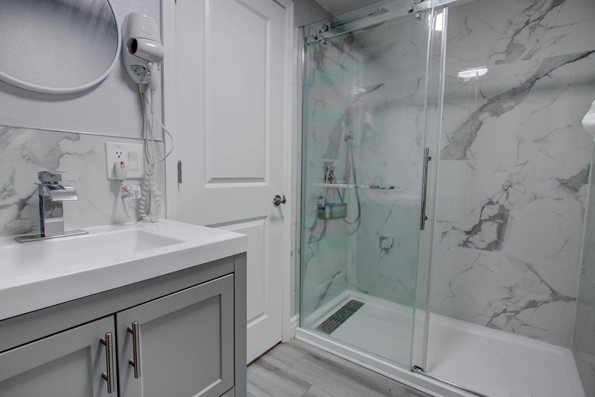 Deluxe Double Room Shower