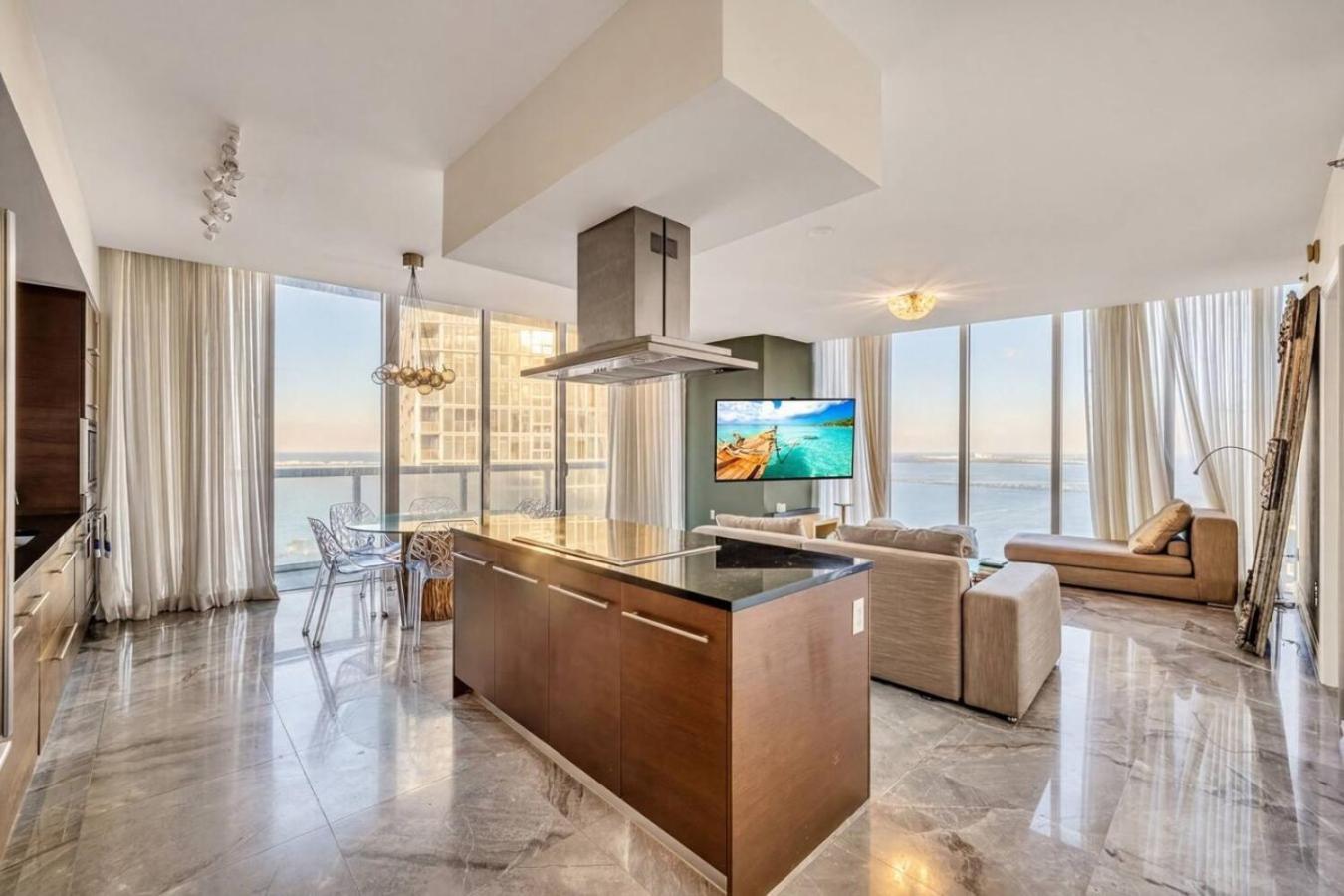 Appartement met 2 Slaapkamers, Balkon en Uitzicht op Zee