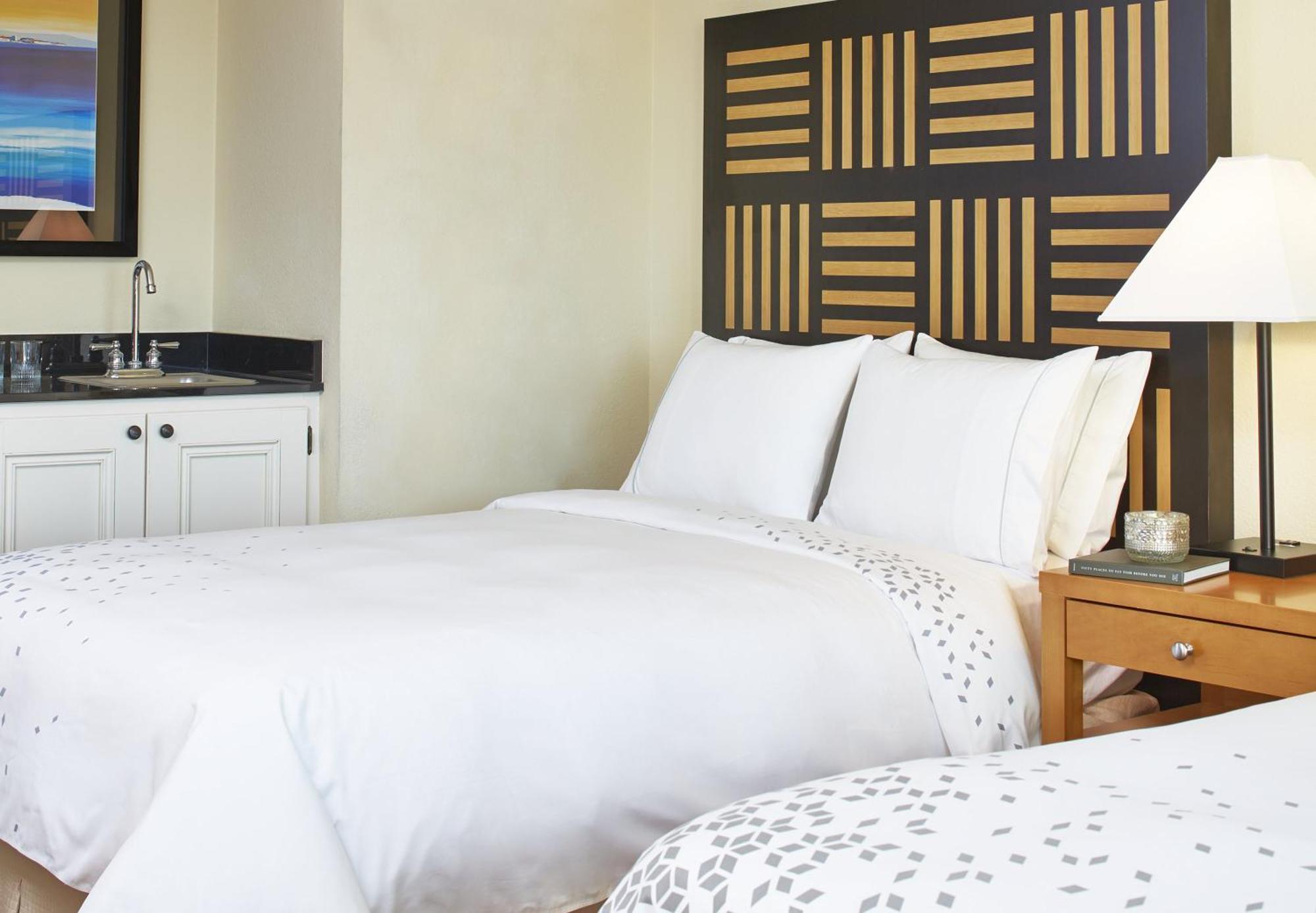 Double Room with Golf or Lake View - Mobility/Hearing Accessible with Roll-In Shower