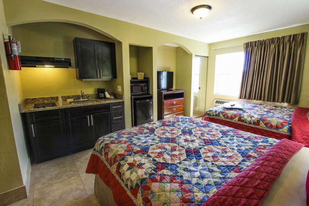 Efficiency Studio with Two Queen Beds - Poolside