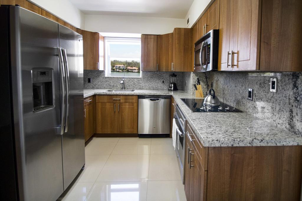 Master Suite Angolare con 2 Camere da Letto, 2 Bagni, Cucina e Vista Baia