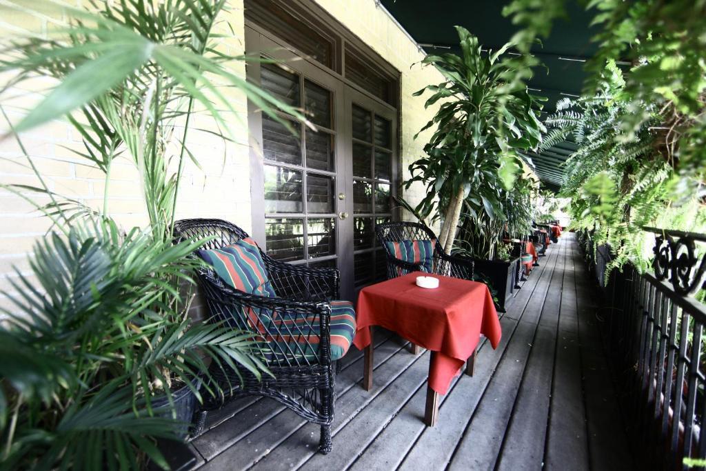 Chambre Lit King-Size avec Balcon - Vue sur Rue