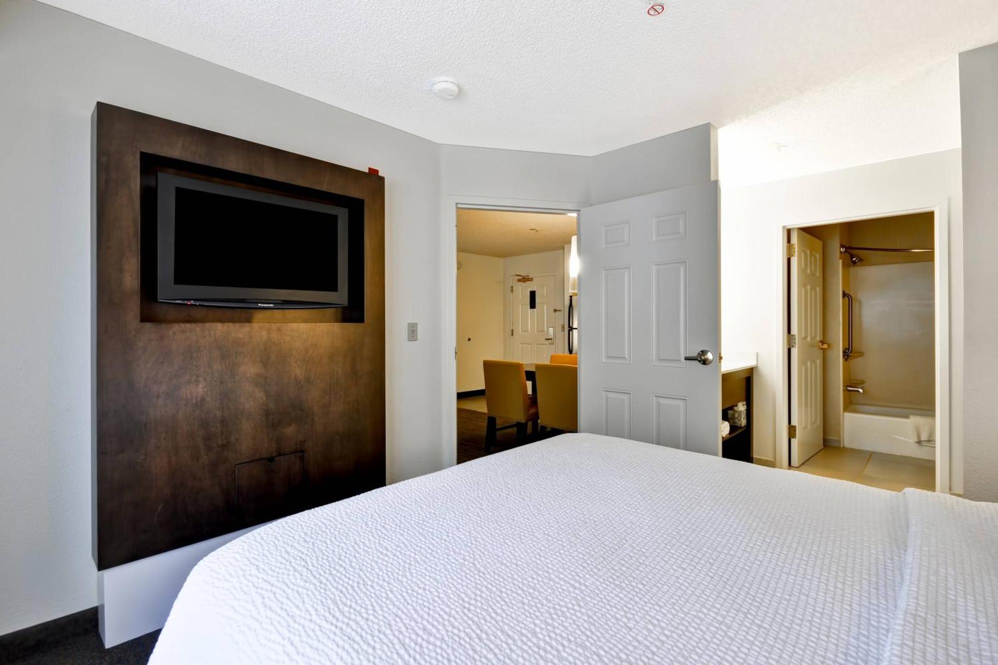 Two-Bedroom Suite Fireplace,1358843414:JPEG