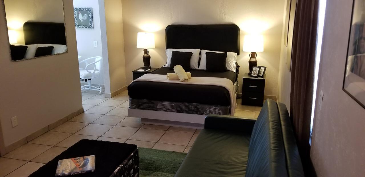 Suite met Queensize Bed en Uitzicht op het Zwembad