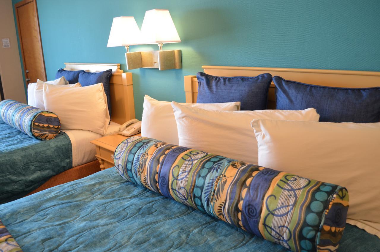 Zimmer mit 2 Queensize-Betten und Küche am Meer – barrierefrei
