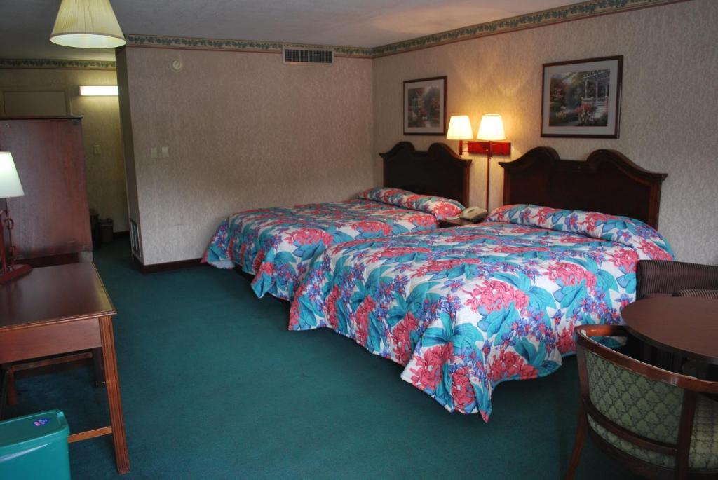 Deluxe Queen Room Two Queen Beds Non-Smoking,63271672:JPEG
