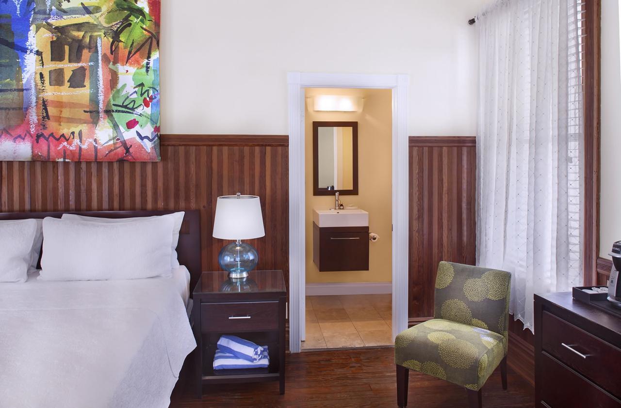Habitación con cama extragrande y vistas a la piscina