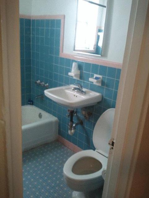 Quarto com Cama Queen-size e Banheiro Compartilhado