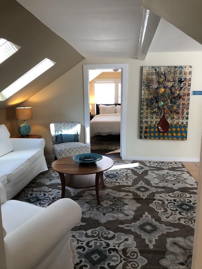 Deluxe Queen Suite