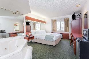 Deluxe King Suite - Non-Smoking