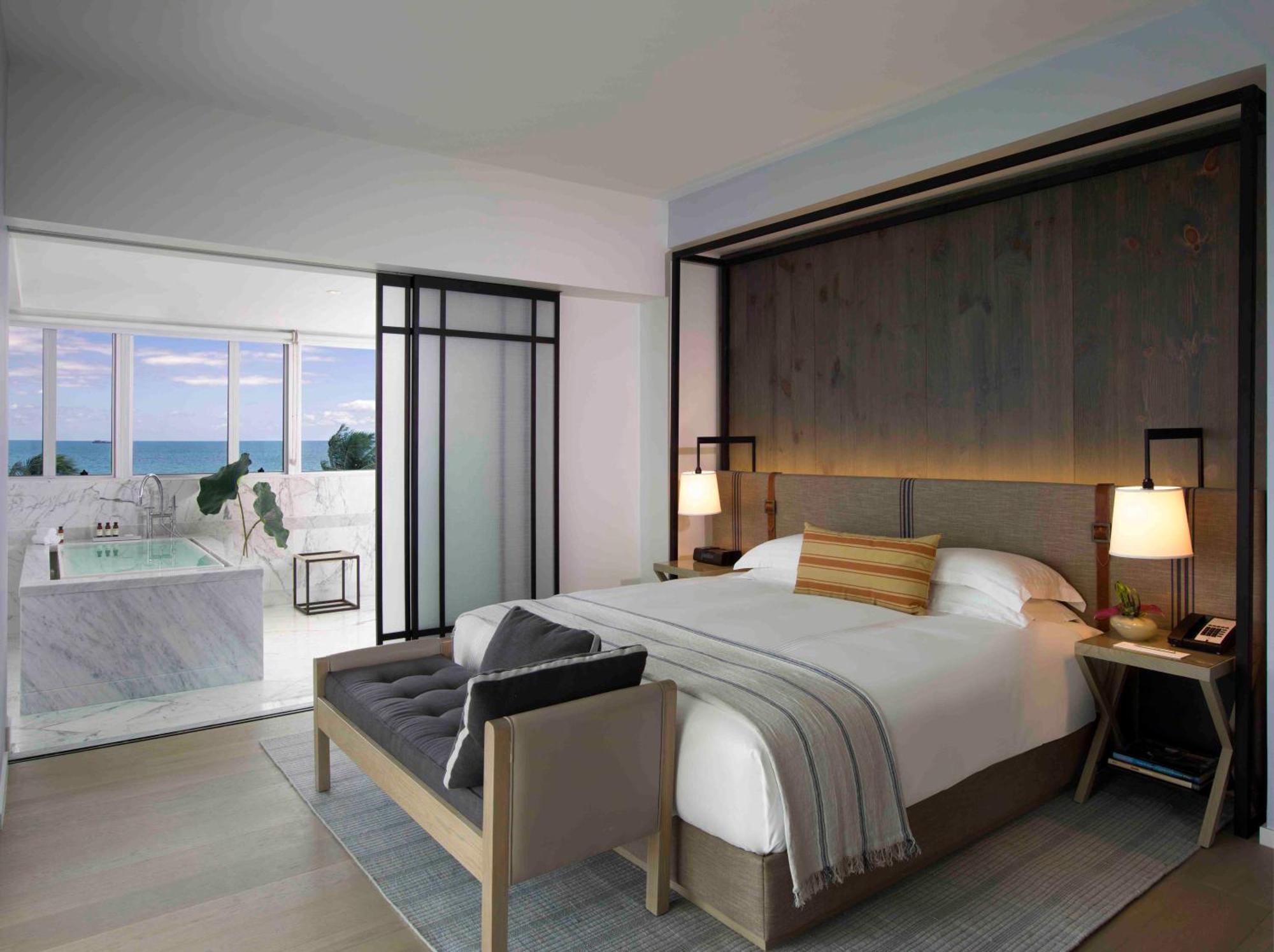 Suite con cama grande y balcón