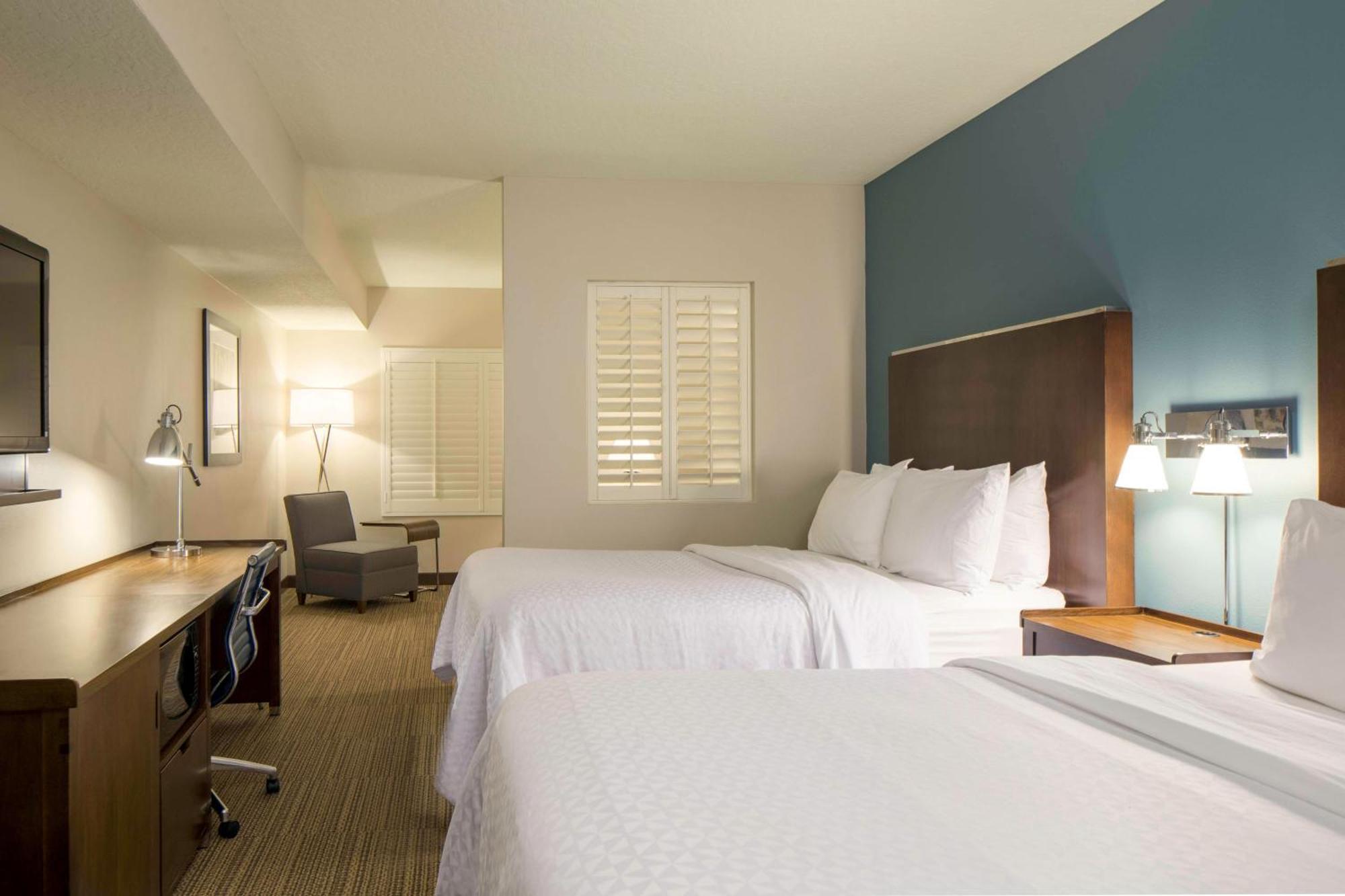 Suite Junior 1 Chambre avec 2 Lits Queen-Size et Canapé-Lit - Vue sur Atrium