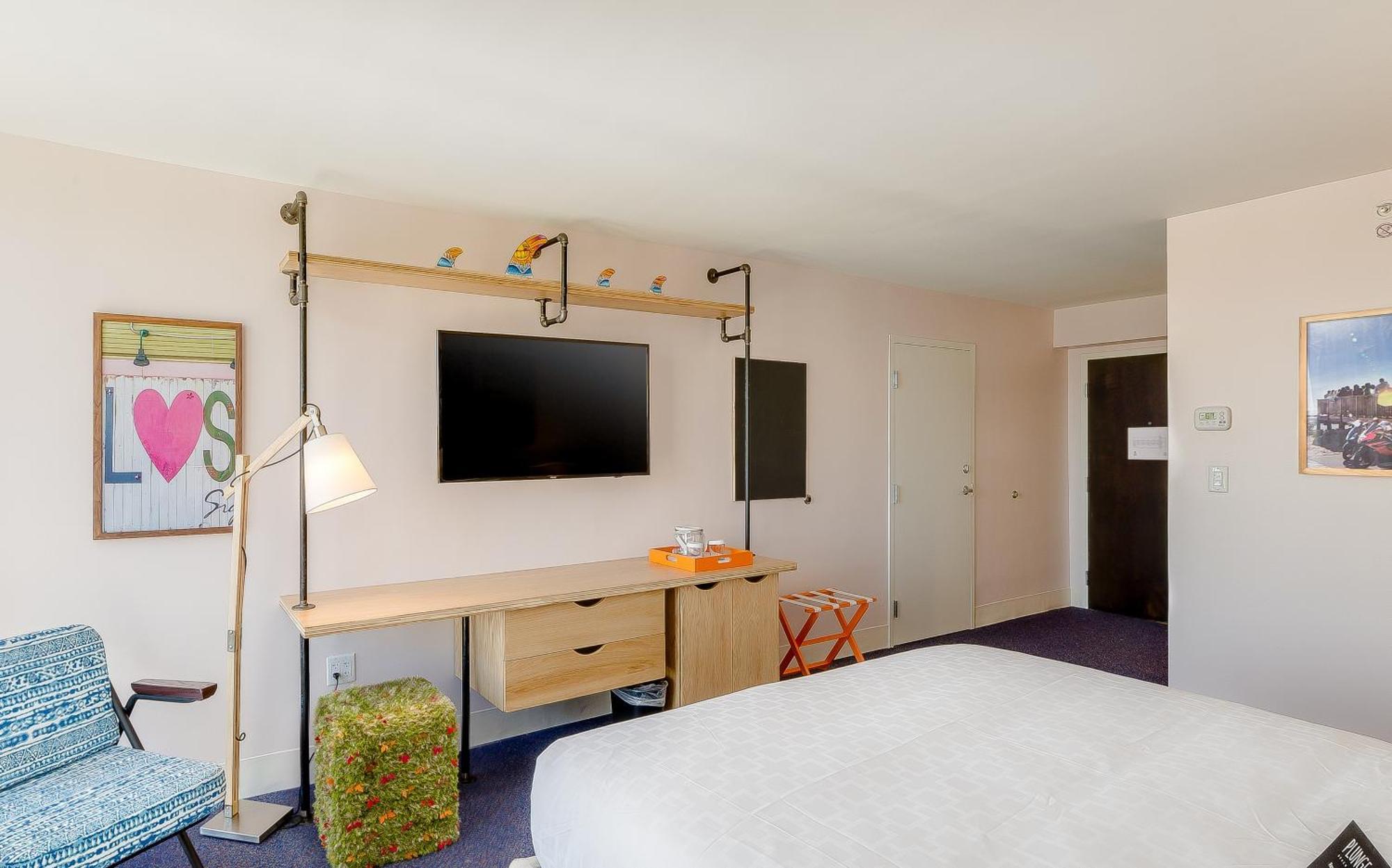 Zimmer mit Kingsize-Bett und Meerblick