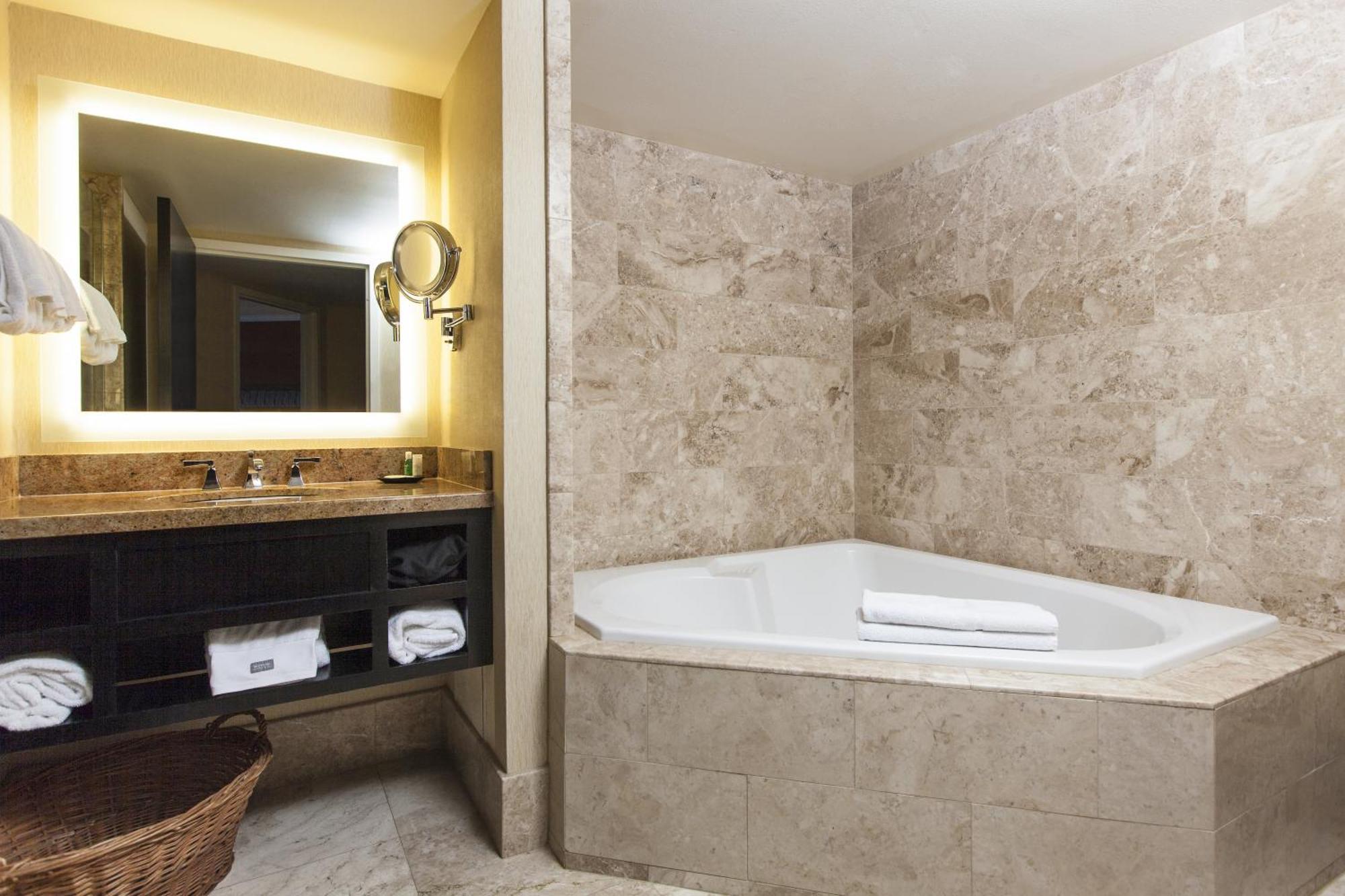 Two Bedroom King or Two Queens Suite Oceanfront,713869984:JPEG
