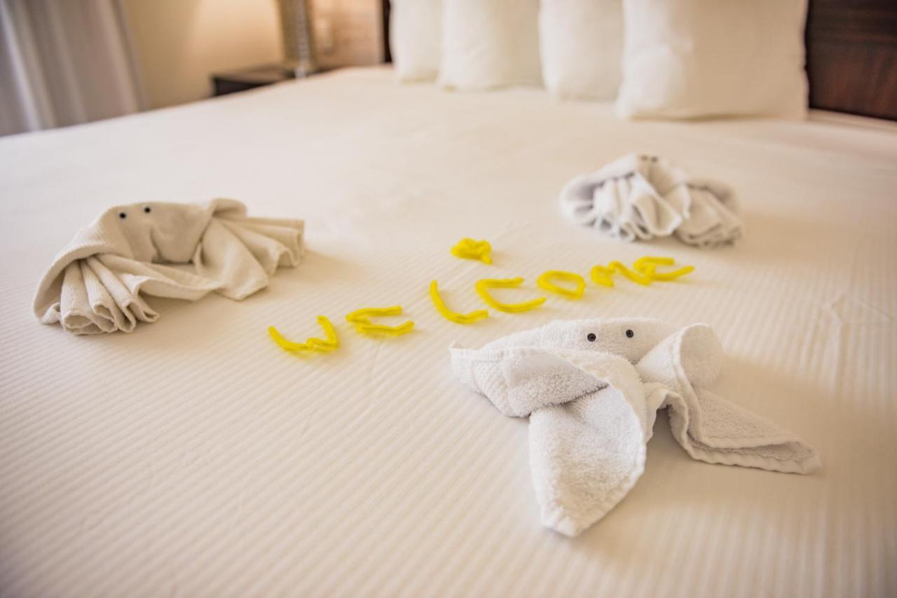 Deluxe One Bedroom King Suite with Balcony,727552390:JPEG