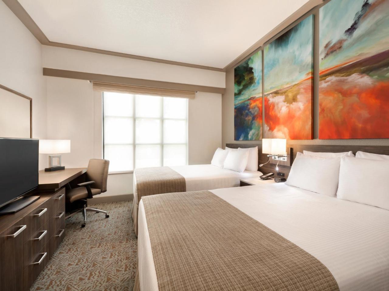 One Bedroom Queen Suite Two Queen Beds Sofa Bed,765782578:JPEG