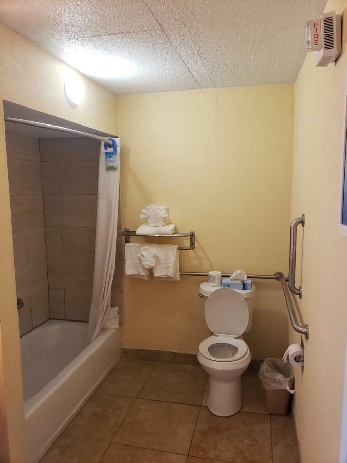 2 Double Bed Mobility or Hearing Impaired Access Room Tub w or Grab Bars No Smoking,1678643491:JPEG