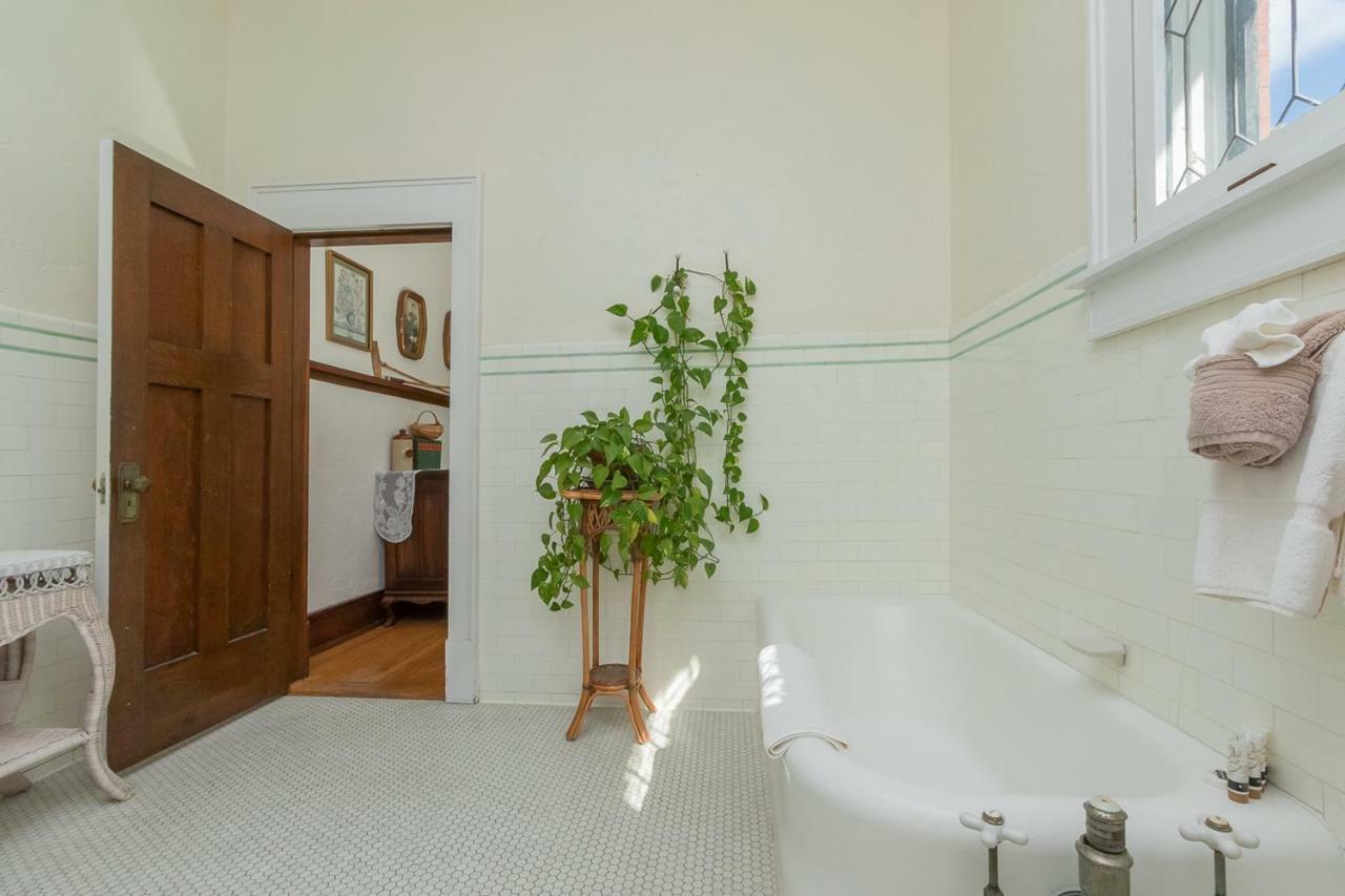 King Suite with Balcony,910670569:JPEG