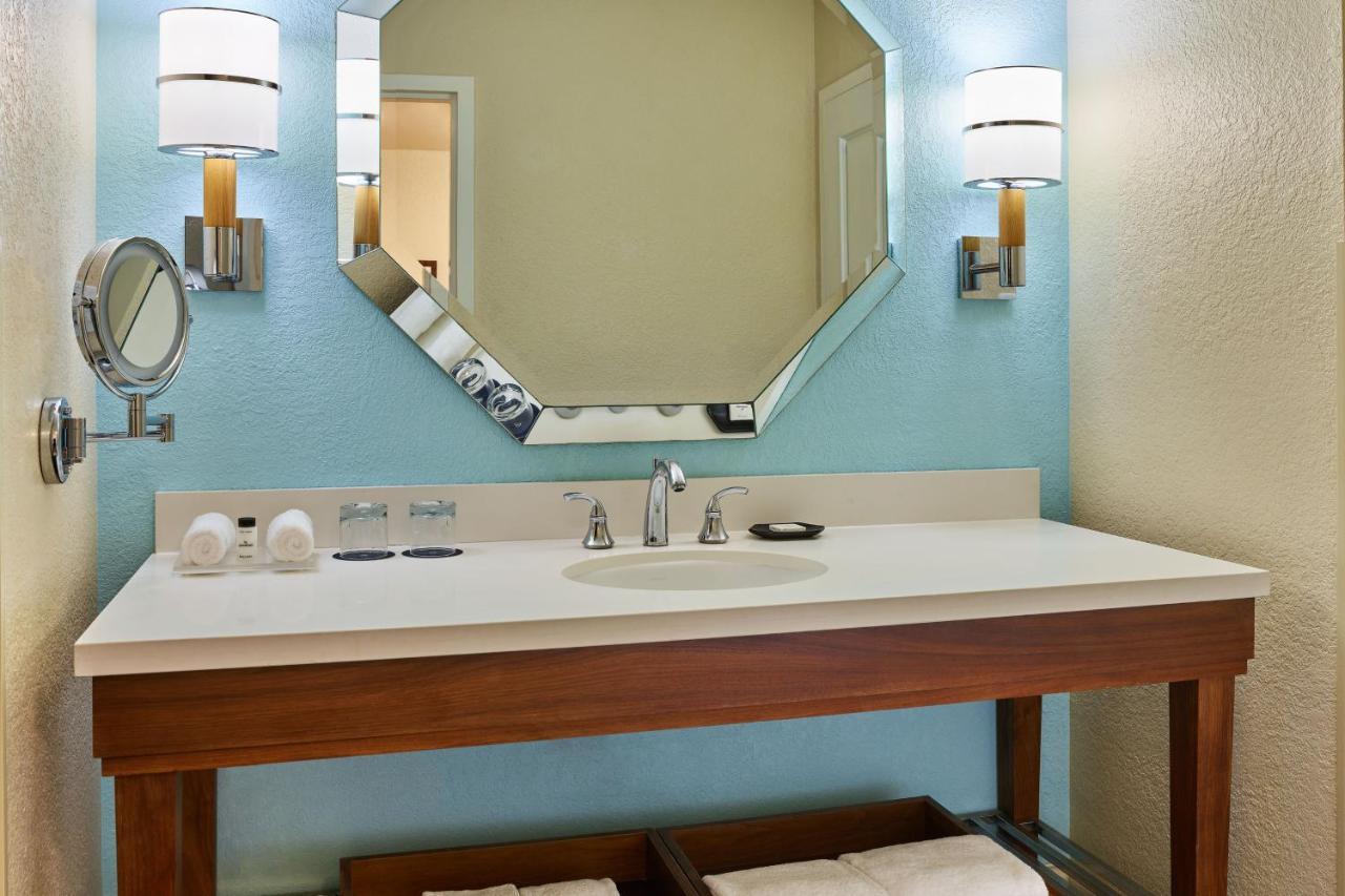 Quarto Família com Cama de Casal e Vista da Piscina