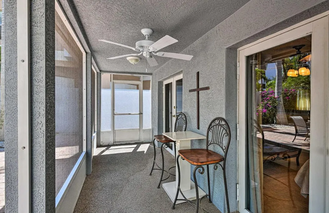 Lido Key Hideout W/ Patio & Yard + Walk To Beach!-1