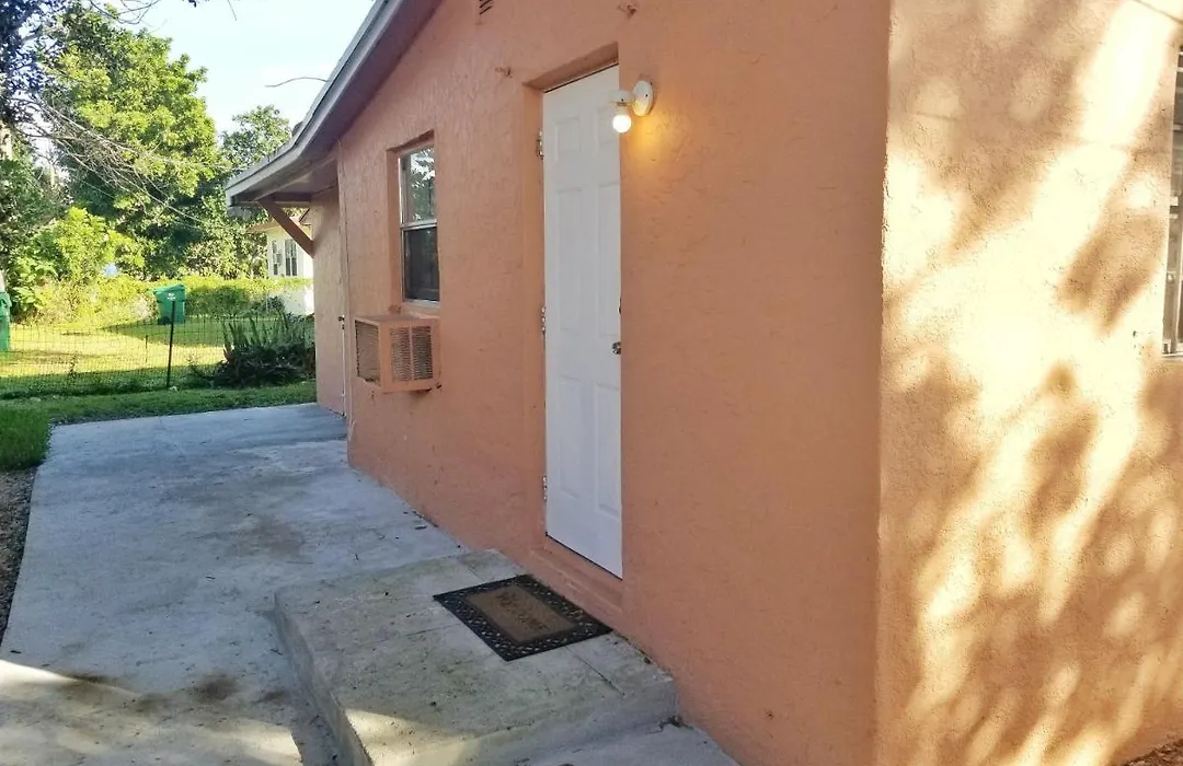 Glam Private Studio 4 Miles From Hard Rock Stadium-1