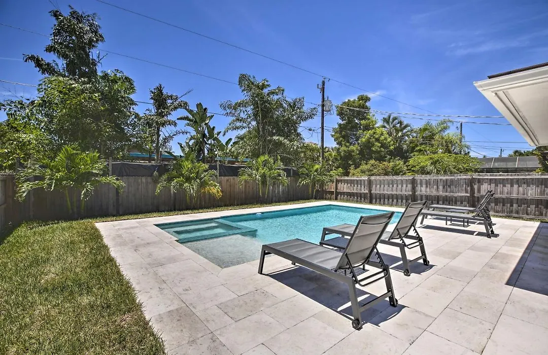 Chic Beach House With Lanai And Private Yard!-1