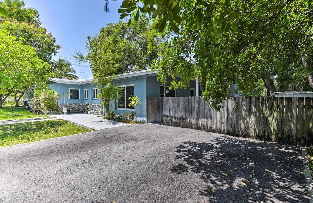 Shady And Eclectic Fort Lauderdale Dwelling With Yard!-1