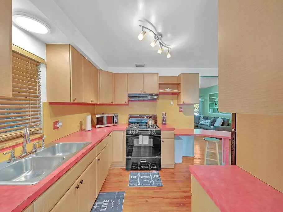 Supervilla - 3Br/1Ba - Pool - 5 Mins To Beach-1