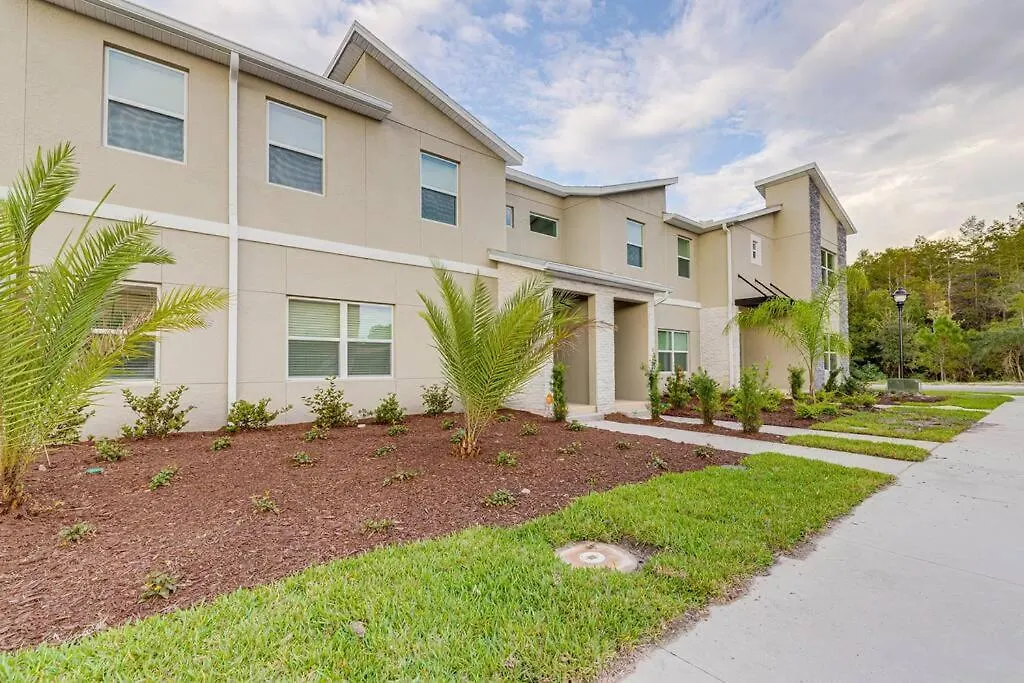 Newly Listed Townhouse Storey Lake, Free Waterpark-1