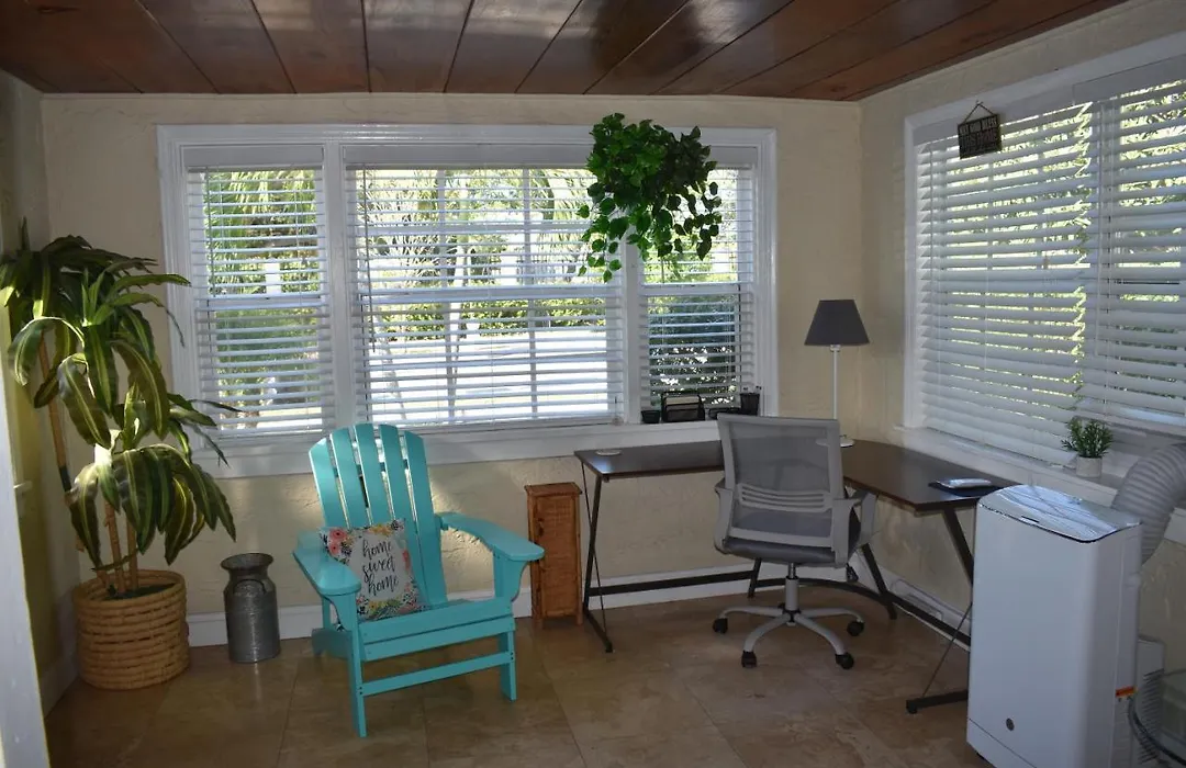 In The Heart Of West Palm Beach, Pets Welcome-1