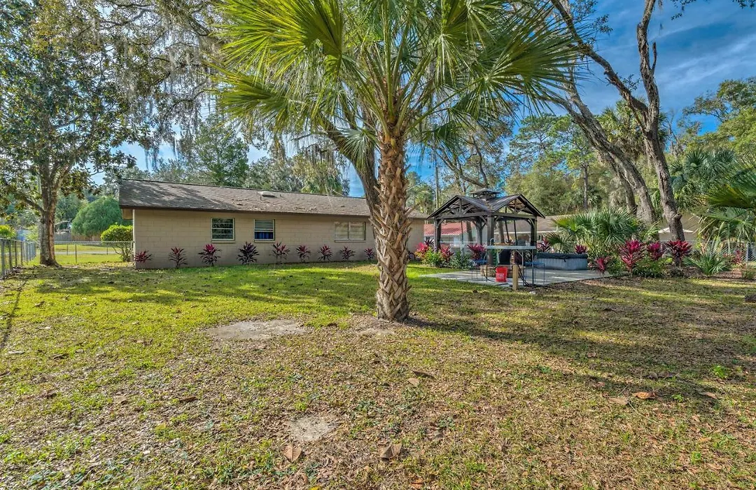 Crystal River Retreat With Hot Tub And Gazebo!-1