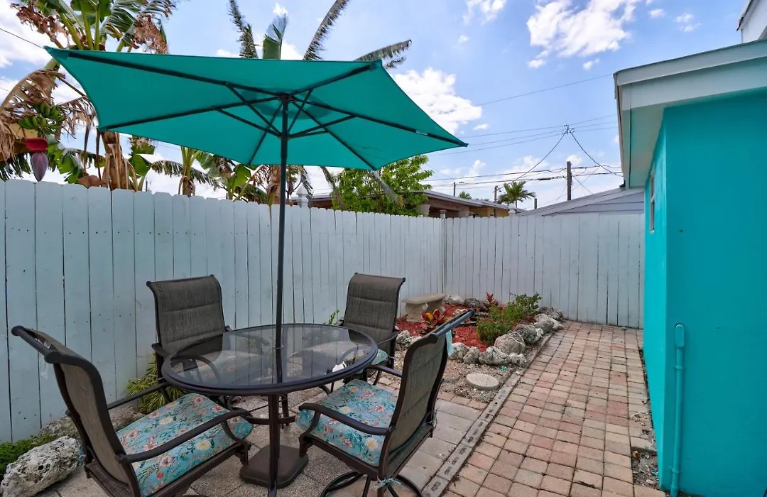 Exclusive Couples & Family Vacation Getaway! King Sized Bed, Sleeps 6 Guests-1