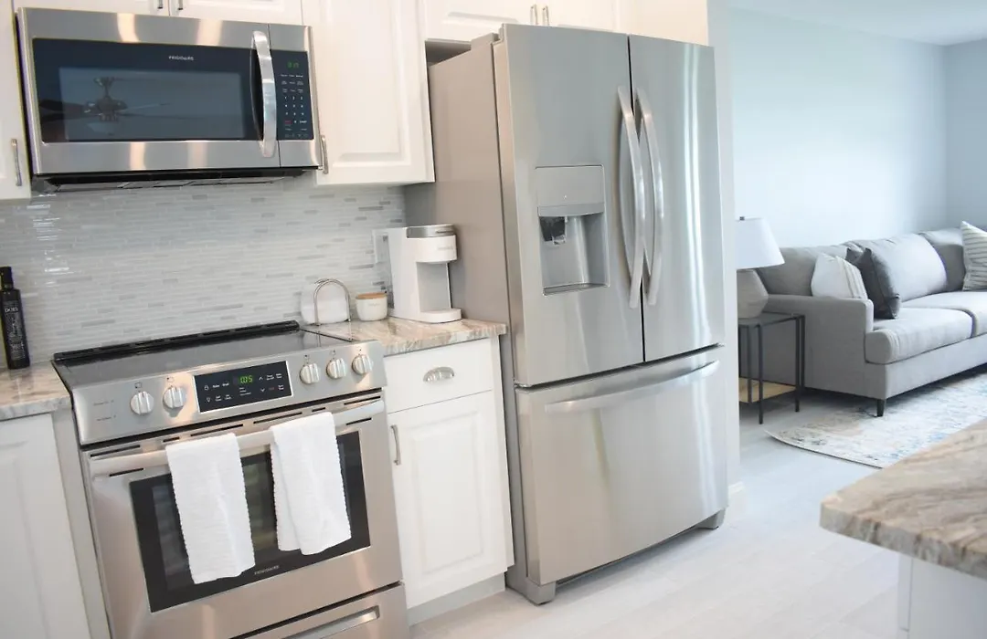 Beautiful Modern Home In Jensen Beach With Heated Pool Near Downtown And Beaches-1