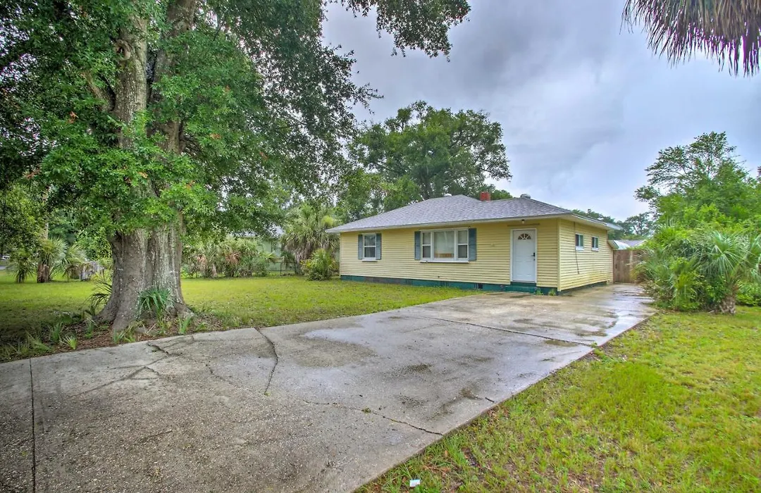 Convenient Pensacola Home With Deck And Fire Pit!-1