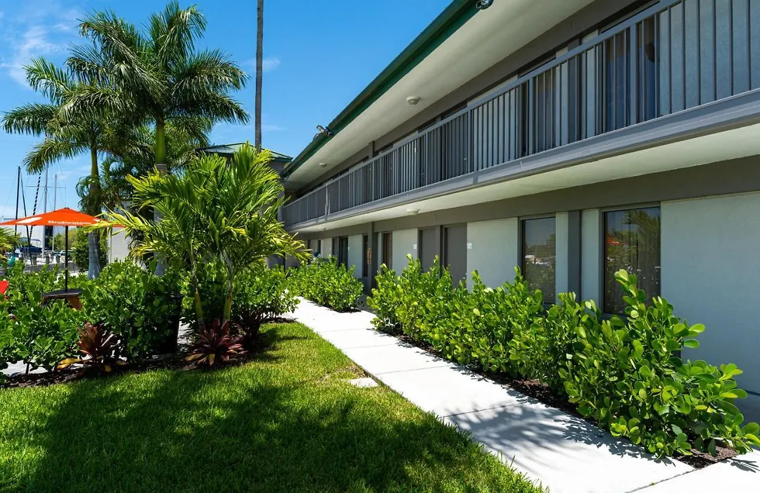 Room 127 - Waterfront, Heated Pool, Huge Tv, Tiki Bar & Grill-1
