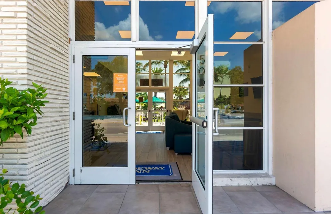 Downtown Hollywood Gardens Inn & Suites-1