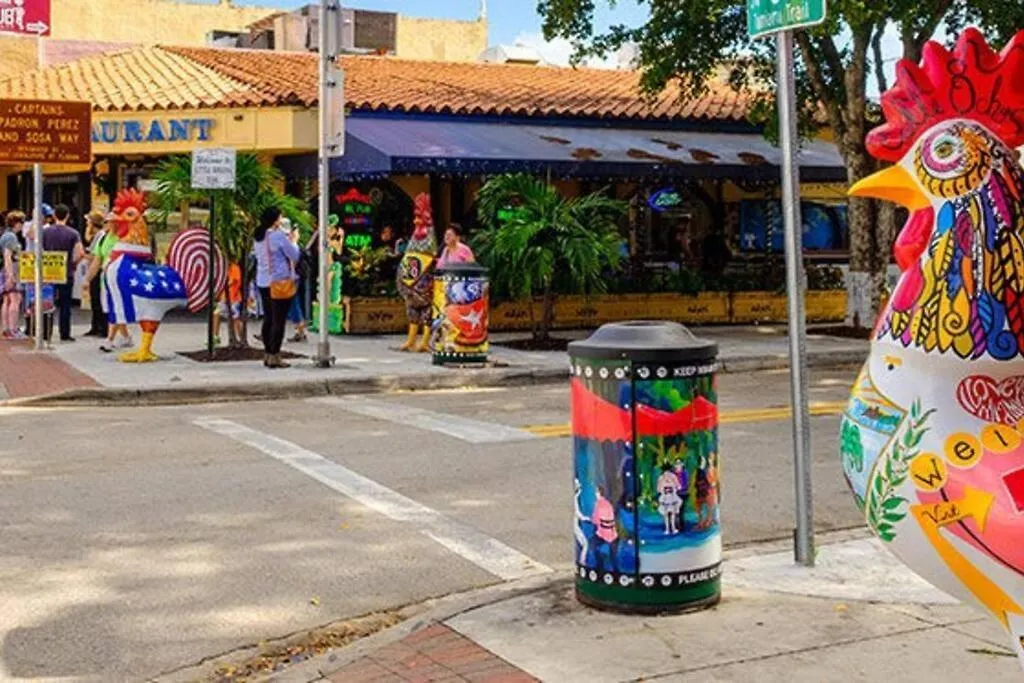 Migue'S Tiny Miami Alcove-1