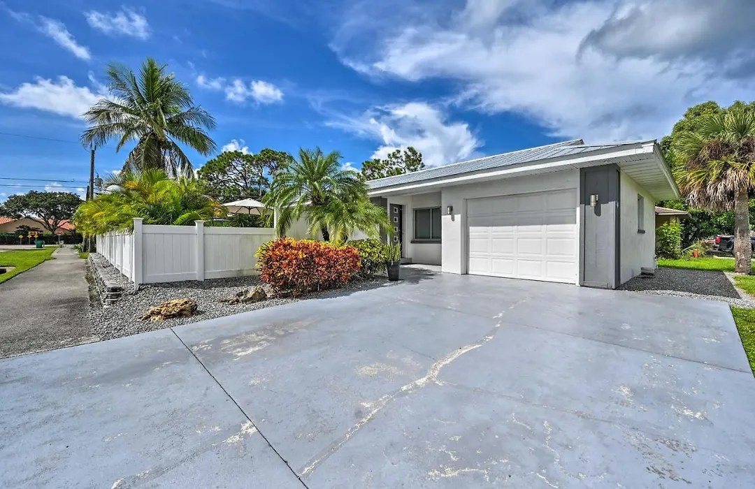 Remodeled Naples Getaway W/ Pool ~ 1 Mi To Beach!-1