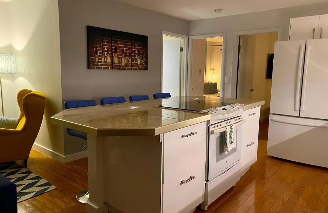 Chic 2 Bedroom Condo 300 Steps From Duval St-1