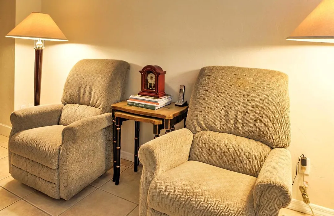Cozy Palm Beach Condo With Pool - Walk To Beach!-1