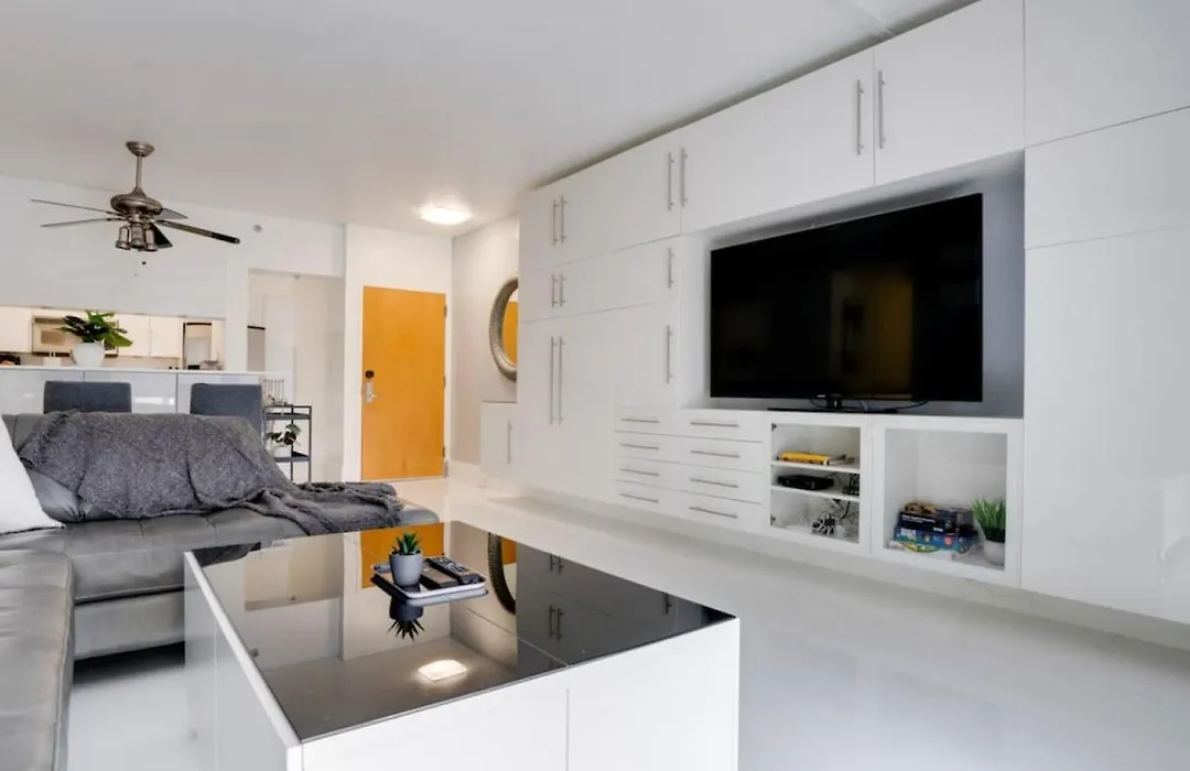Chic 3Br Penthouse W 2 Parking Spots Pool Gym-1