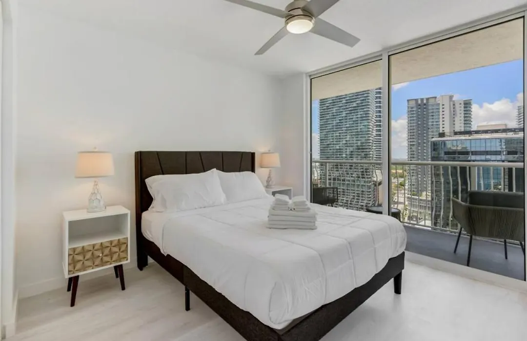 Newly-Renovated Corner 3Br Suite With Balcony And Pool-1