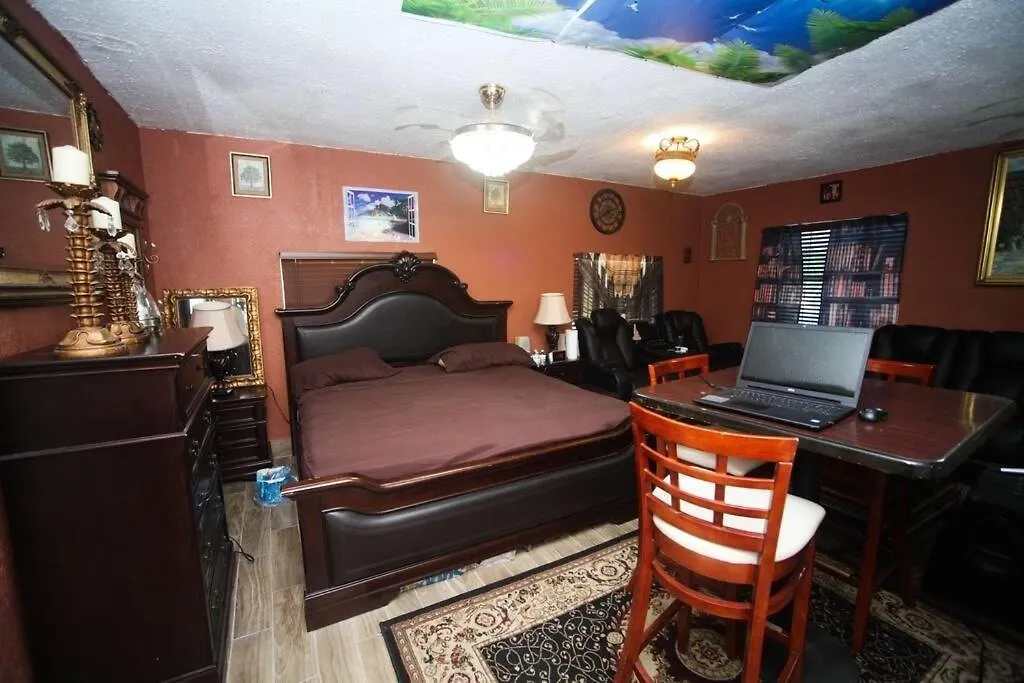 A Big Bedroom With Full Bathroom And Full Kitchen-1