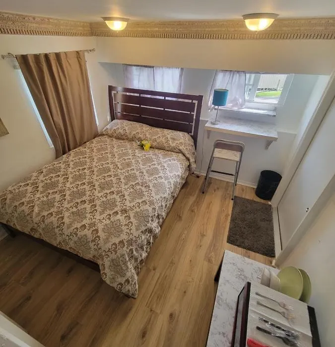 Lakeside Retreat: Private Room with Entrance Near Hard Rock Casino-1