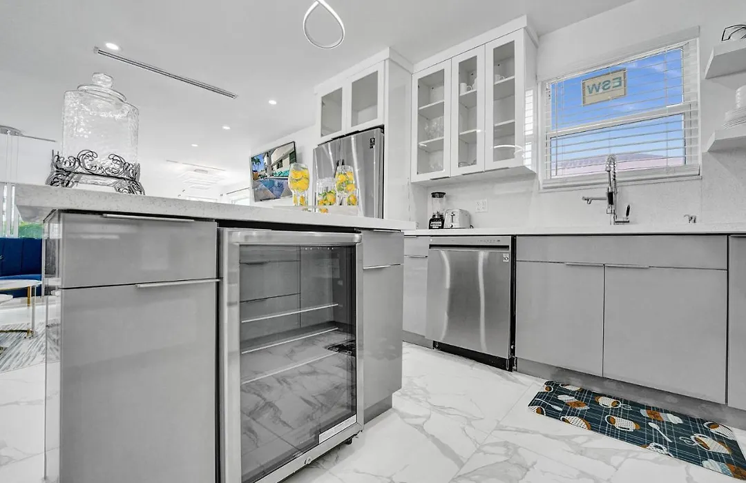 30 Seconds From Hollywood Beach Salt Pool & Dining-1