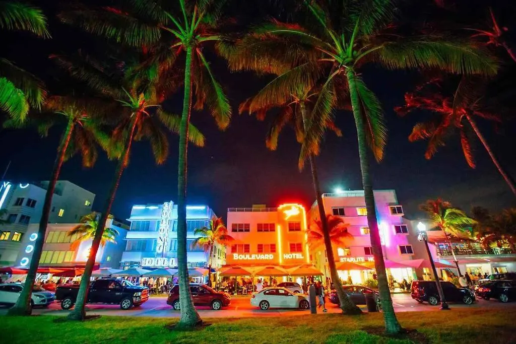 Lush Tropical Big Home Close To Airport, Calle 8, Coral Gables And Lots More Miami Amenities-1